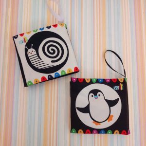 کتاب های پارچه ای سیاه و سفید